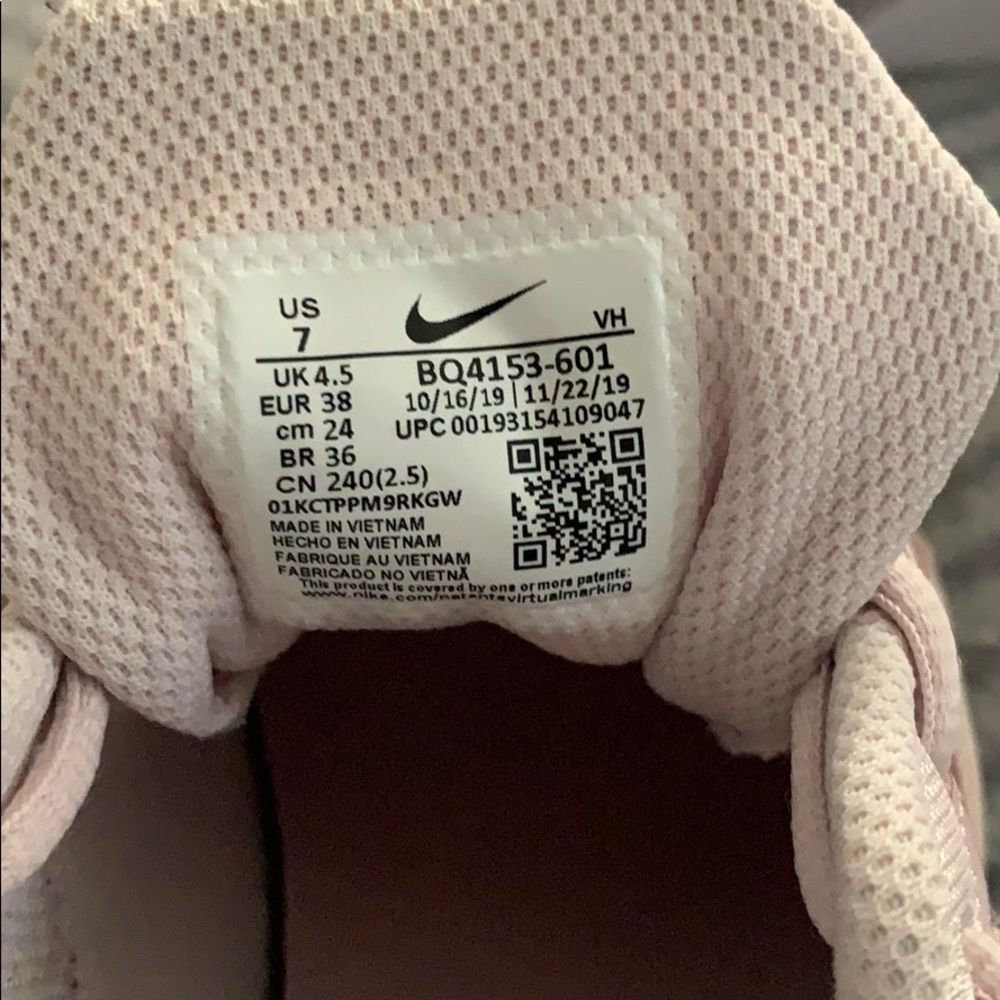 Nike - Picture 2 of 2